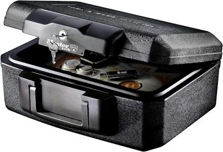 Master Lock Tresor Feuerfest und Wasserdicht mit Schlüssel, Dreifacher Schutz - Flug, Feuer und Flut, 5L, 15.5 x 36.2 x 28.4 cm 